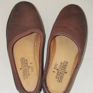 Minnetonka leather size 6 Moccasin Mules
